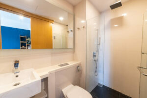 Cove Lumiere 1 bedroom apartment bathroom